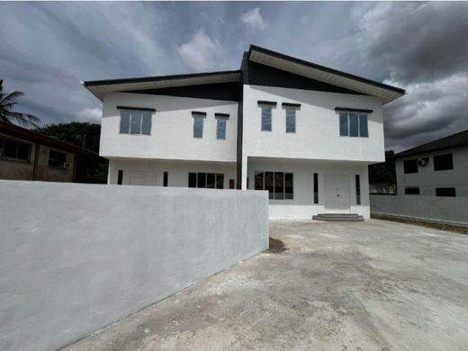Chalet Pareado en Kampong Berakas, Daerah Brunei dan Muara