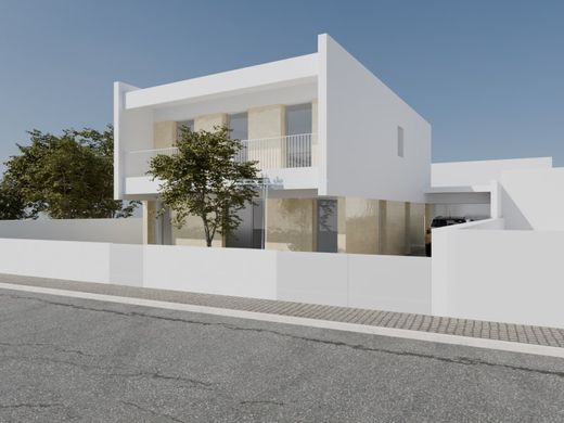Dom jednorodzinny w Charneca de Caparica, Almada