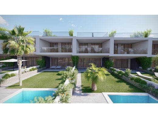 Участок, Лола, Loulé