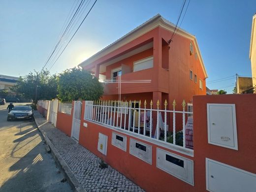 Casa Independente - Charneca de Caparica, Almada
