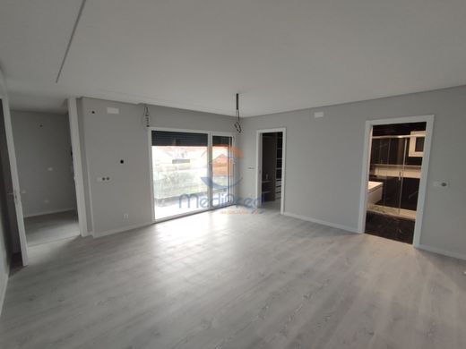 Apartment / Etagenwohnung in Loures, Lissabon