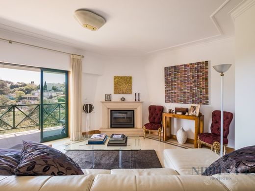 Apartment / Etagenwohnung in Cascais, Lissabon