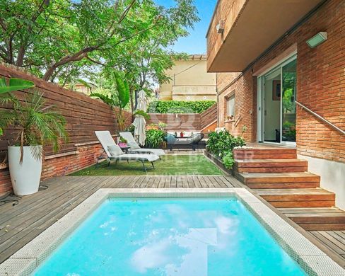 Apartment / Etagenwohnung in Esplugues de Llobregat, Provinz Barcelona
