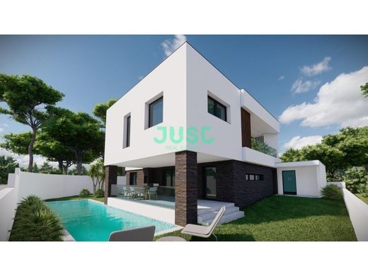 Dom jednorodzinny w Charneca de Caparica, Almada