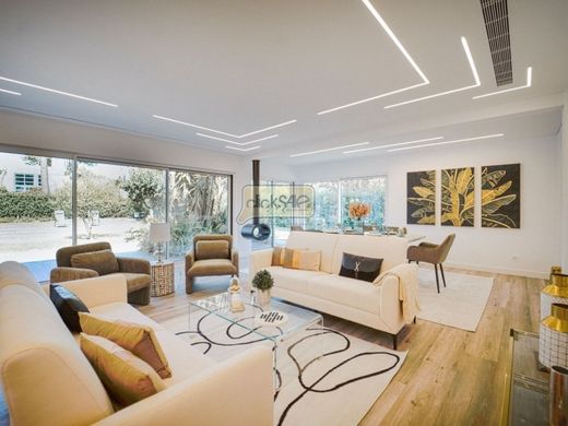 Luxury home in Aroeira, Almada