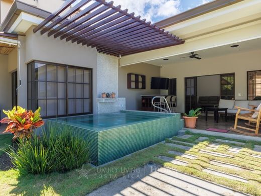 Luxus-Haus in Colón, Mora