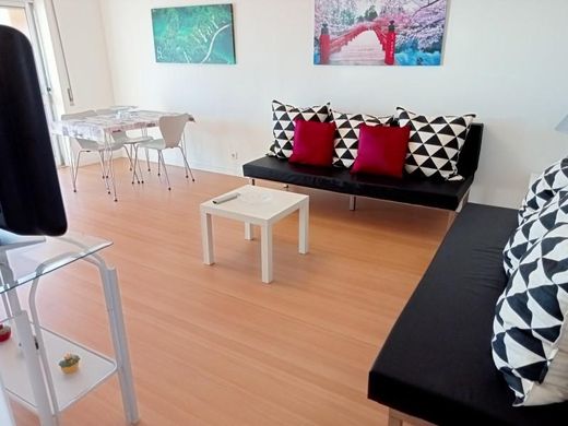 Apartment / Etagenwohnung in Almada, Distrito de Setúbal