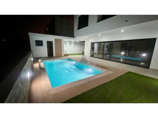 Mehrfamilienhaus in Almada, Distrito de Setúbal