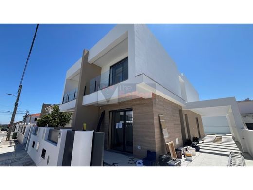 Semidetached House in Seixal, Distrito de Setúbal