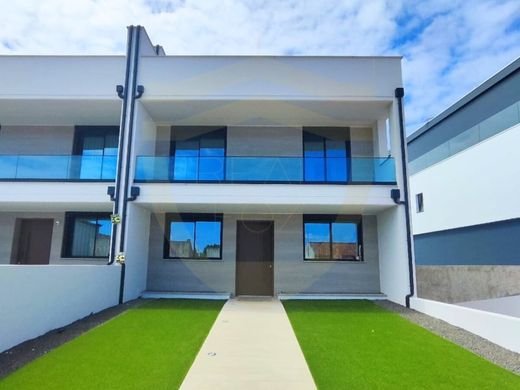 Twee-onder-een-kapwoning in Figueira da Foz, Distrito de Coimbra