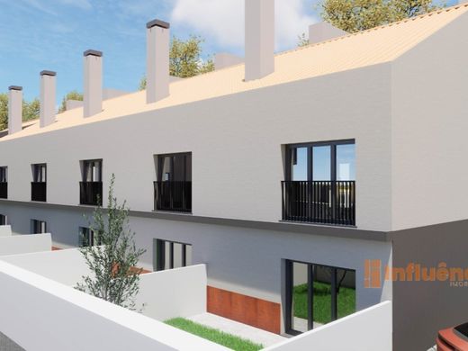 Twee-onder-een-kapwoning in Covilhã, Distrito de Castelo Branco