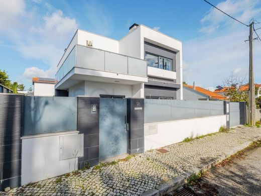 Luxury home in Aroeira, Almada
