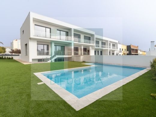 다세대 빌라 / Charneca de Caparica, Almada