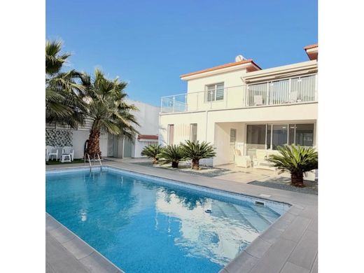 Вилла, Parekklisha, Parekklisiá