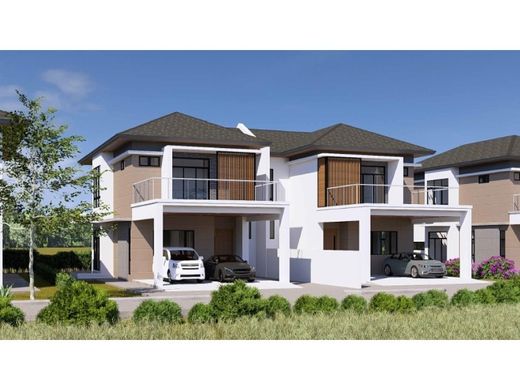 Semidetached House in Kampong Berakas, Daerah Brunei dan Muara
