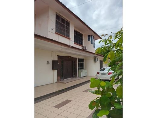 Casa Unifamiliare a Kampong Kota Batu