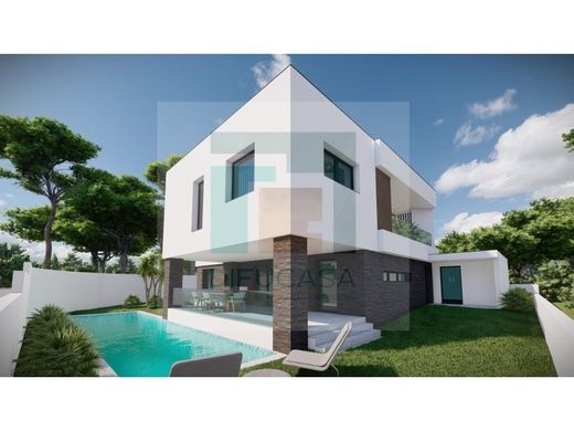 Detached House in Charneca de Caparica, Almada