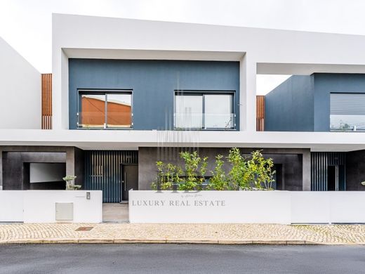 Villa Plurifamiliare a Loures, Lisbona