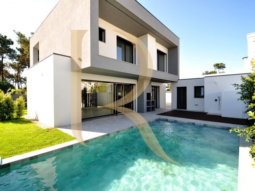 Dom jednorodzinny w Charneca de Caparica, Almada