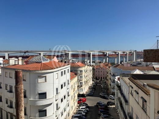 Apartment in Alcântara, Almada
