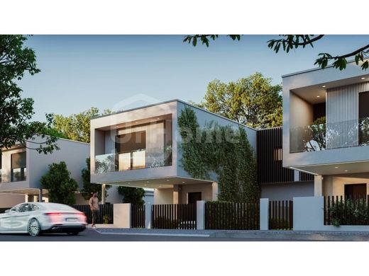 فيلا شبه مستقلة ﻓﻲ Seixal, Distrito de Setúbal