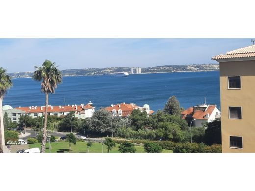 Apartment / Etagenwohnung in Oeiras, Lissabon