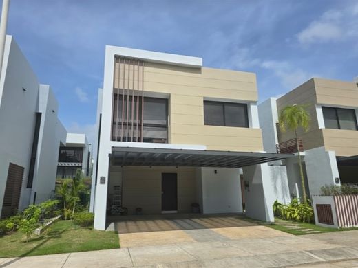 Casa de lujo en San Miguelito, Distrito San Miguelito