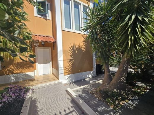 Luxury home in Charneca de Caparica, Almada