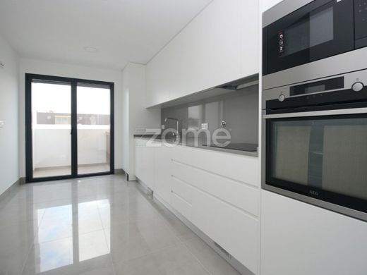 Apartment / Etagenwohnung in Loures, Lissabon