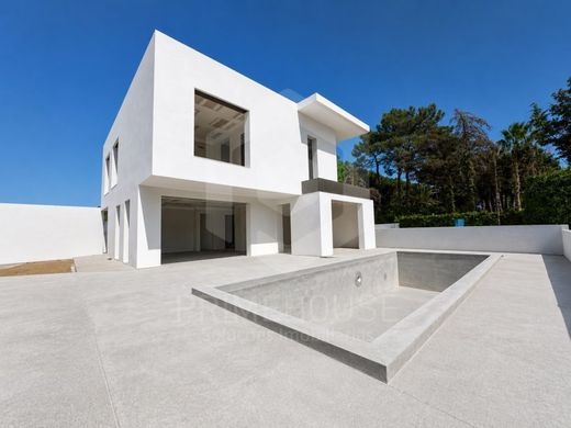Detached House in Aroeira, Almada