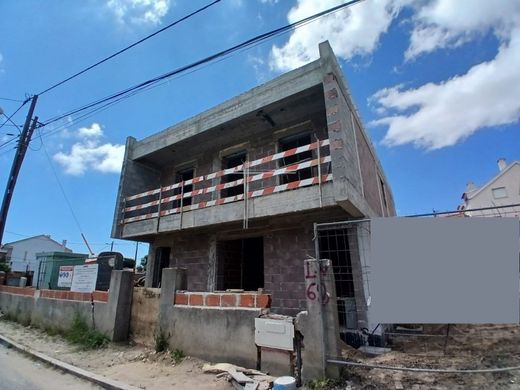 Detached House in Charneca de Caparica, Almada