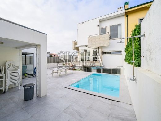 ヴィラ・ノヴァ・デ・ガイア
, Vila Nova de Gaiaの高級住宅