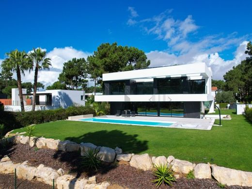 Detached House in Aroeira, Almada