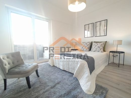 Apartment / Etagenwohnung in Benfica, Lisbon