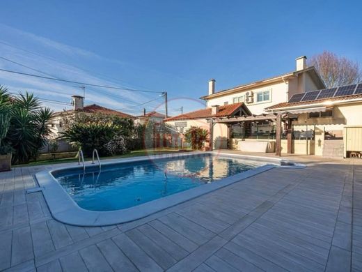 Vrijstaand huis in Oliveira de Azeméis, Distrito de Aveiro