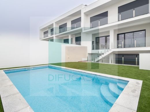 다세대 빌라 / Charneca de Caparica, Almada