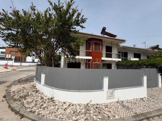Luxury home in Charneca de Caparica, Almada