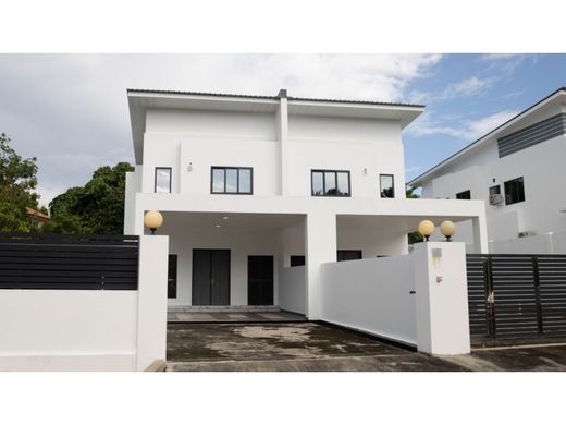 Semidetached House in Kampong Gadong, Daerah Brunei dan Muara