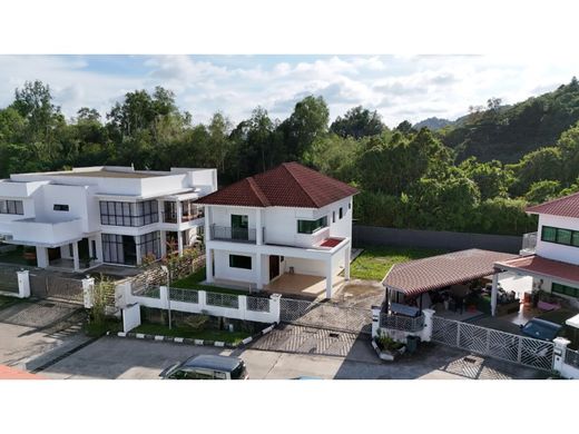 Maison individuelle à Kampong Kota Batu