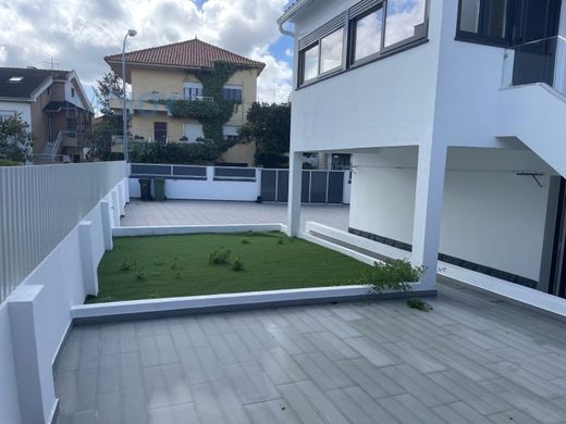 Villa Plurifamiliare a Oeiras, Lisbona