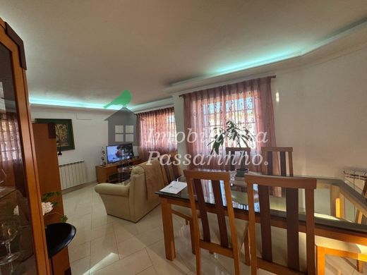 Detached House in Aroeira, Almada
