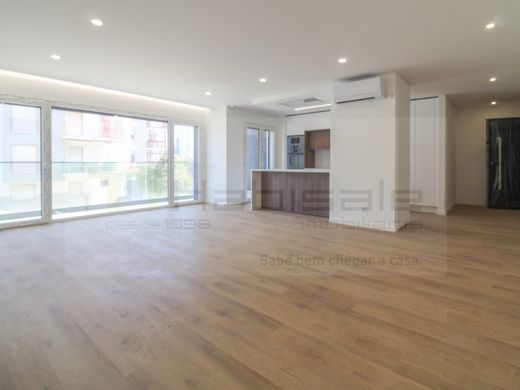 Apartment / Etagenwohnung in Almada, Distrito de Setúbal