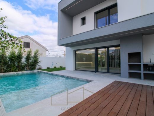 Casa Independente - Aroeira, Almada