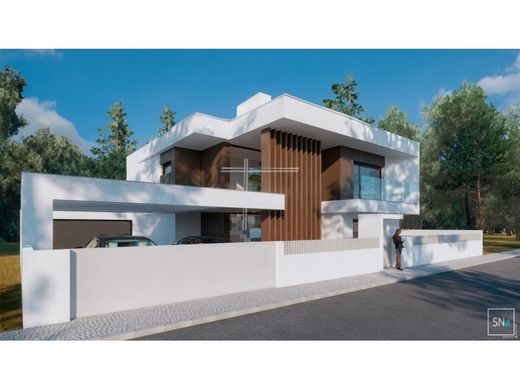 Detached House in Aroeira, Almada
