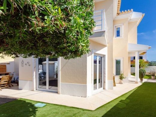 Detached House in Charneca de Caparica, Almada