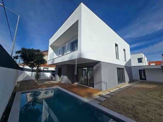 Detached House in Aroeira, Almada