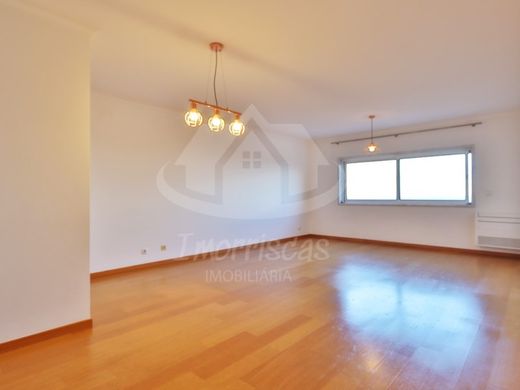 Apartment / Etagenwohnung in Loures, Lissabon