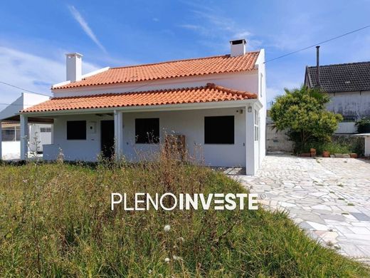 Detached House in Aroeira, Almada