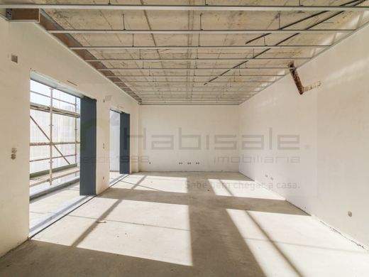 Apartment / Etagenwohnung in Loures, Lissabon