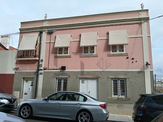 Mehrfamilienhaus in Loures, Lissabon